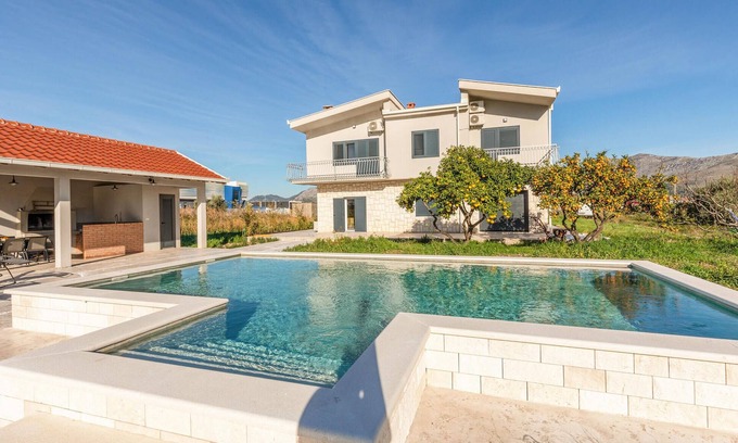 Opuzen House | Beautiful home in Opuzen with WiFi