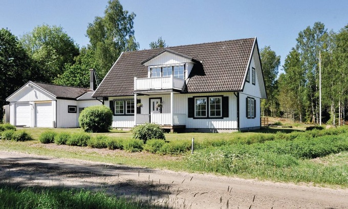 Saffle Municipality House | Beautiful home in Säffle with kitchen