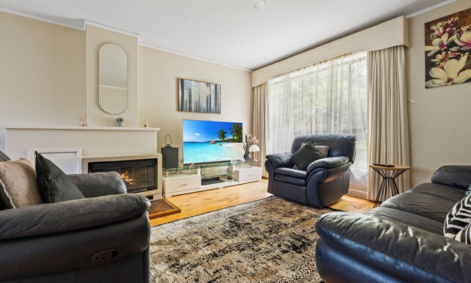 Dickson House | Beautiful Home just minutes walk from the city.