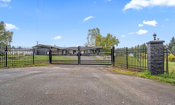 Ridgefield House | Beautiful home with hot tub just minutes away from Ilani Casino!