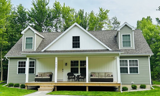 Miami Park House | Beautiful House/Close 2 Lake/Beachfront Access/Great for Families/Outdoor Space