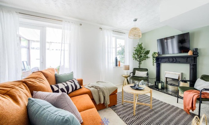 Wyken House | Beautiful House in Coventry CV2, Close to University & Hospital, Private Parking