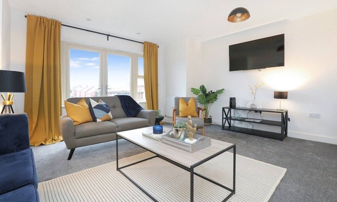 Newark upon Trent House | Beautiful House in Nottingham w/Parking & Wi-Fi by PureStay Short Lets