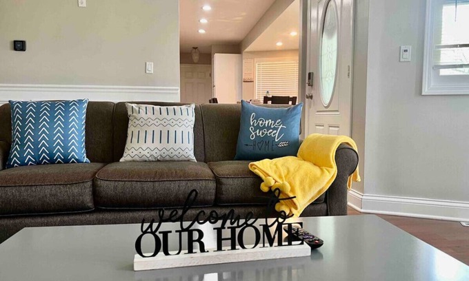 Carpentersville House | Beautiful house for 12~Games Room ~Pet friendly