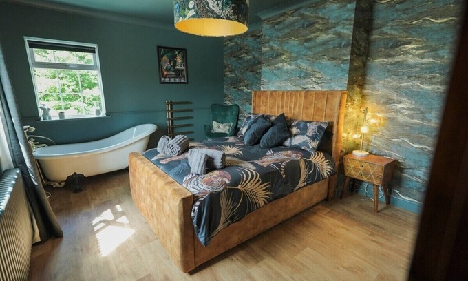 Moira House | Beautiful House with Hot Tub | 11 People | 2 Bars