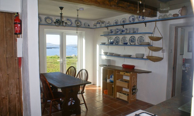 Cashel Apartment | Beautiful house with garden that runs down to the sea