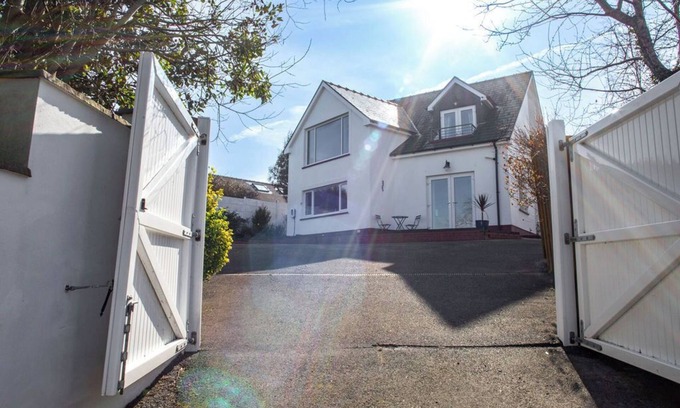 Aberporth House | BEAUTIFUL HOUSE WITH AMAZING SEA VIEWS IN ABERPORTH. 10 MINS WALK TO BEACH
