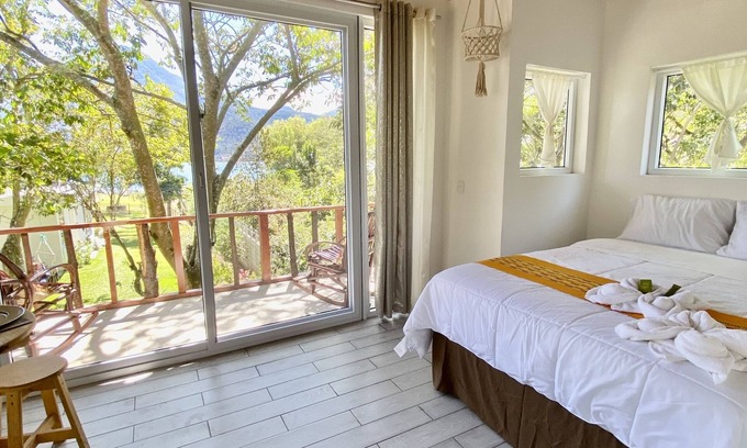 San Pablo La Laguna Apartment | Beautiful Lakefront Treehouse