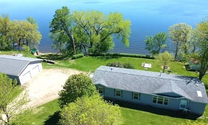Foster House | Beautiful Lake front property on Big Stone Lake