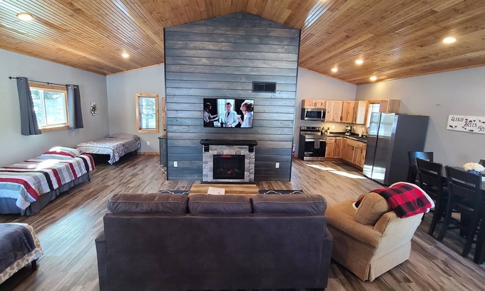 Mellen Cabin | Beautiful lake home at a private camp