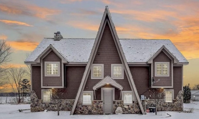 Isanti House | Beautiful Lake home w/hot tub, & 270 ft Lake Shore!