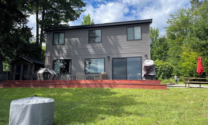 Saint Albans House | Beautiful Lake House