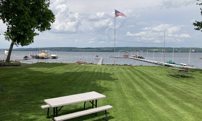 Niobe House | Beautiful Lakefront Cottage with Dock