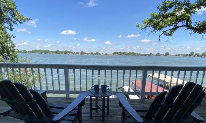 Clarion House | Beautiful Lakefront Home