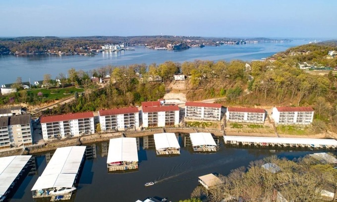 Lakeland Condo | Beautiful Lakefront Condo. Best location on the lake. 5 min Uber from main strip