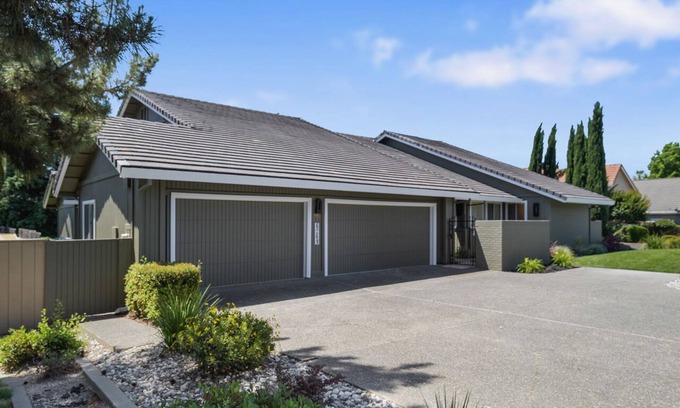 Pocket House | Beautiful Lakefront Property with Stunning views and Large floorplan