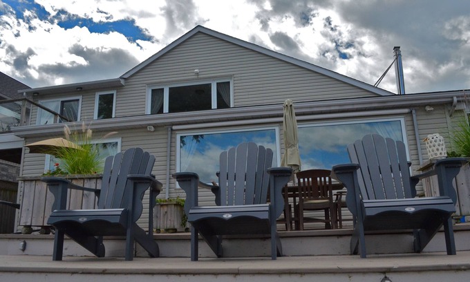 Rossmore House | Beautiful Lakehouse in Price Edward County on the Bay of Quinte