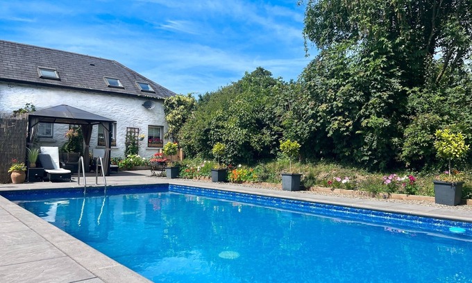 Lampeter House | Beautiful Large Country Barn Conversion Hot Tub, Pool, BBQ Hut, Large Grounds
