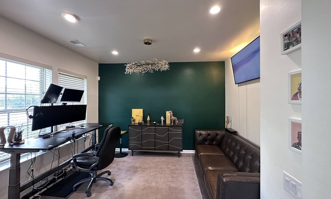 Livingston Condo | Beautiful Livingston Cozy 3-bedroom condo with WiFi, AC