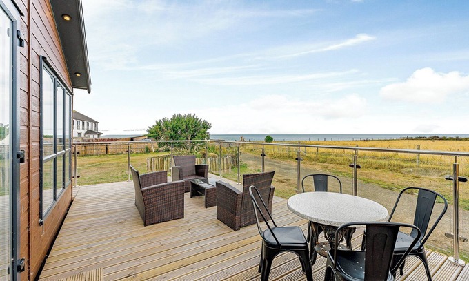 Llansantffraed Cottage | Beautiful lodge with sea views and access straight onto the beach.