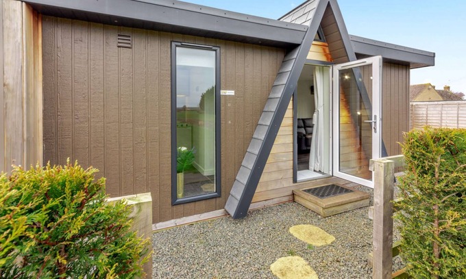 Bretforton Cottage | Beautiful lodge with hot tub - Alstroemeria
