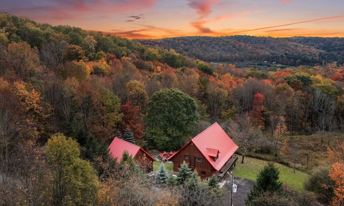 Ellicottville Ski Chalet | Beautiful Log Cabin! Hot-Tub, Bonfire & Private Yet 4 Mins to Downtown!
