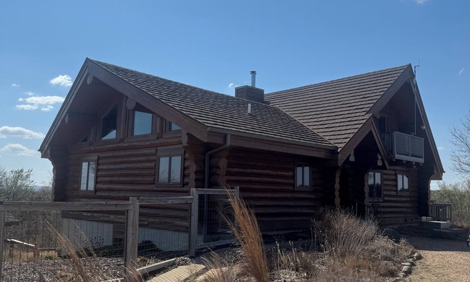 Yankton Cabin | Beautiful log cabin, only 1.7 miles from lake dock by Lewis & Clark, Yankton SD