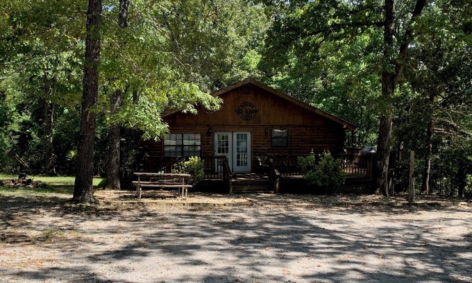 Norfork Cabin | Beautiful Log Cabin. Sleeps 2-8. Reds Landing boat ramp .5 mi away. A+ fishing.