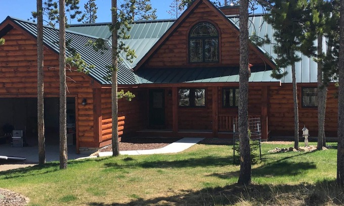 Dubois House | Beautiful Log Home atop Wind River Mtns, Book Your Winter or Summer Vacation!