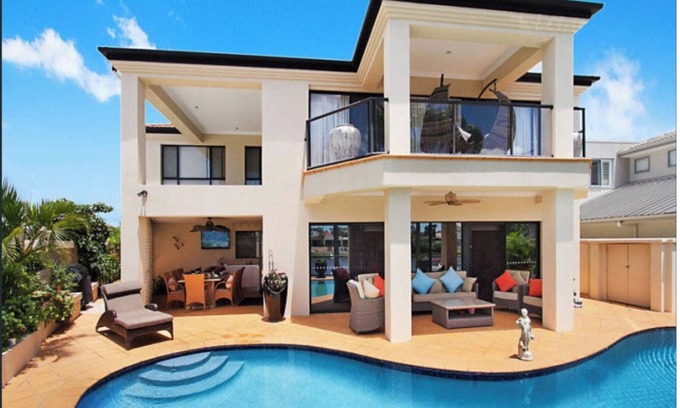 Bundall House | Beautiful, Luxury, Water Front with Pool House (close to all amenities)