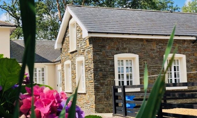 Kinsale Town Centre Cabin | Beautiful Mews Lodge, in the countryside, 0.8 mile from town centre.