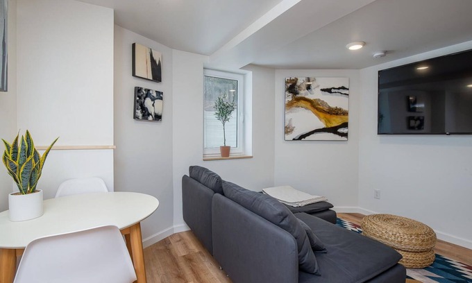 Speer Apartment | Beautiful Modern Apartment in Central Denver