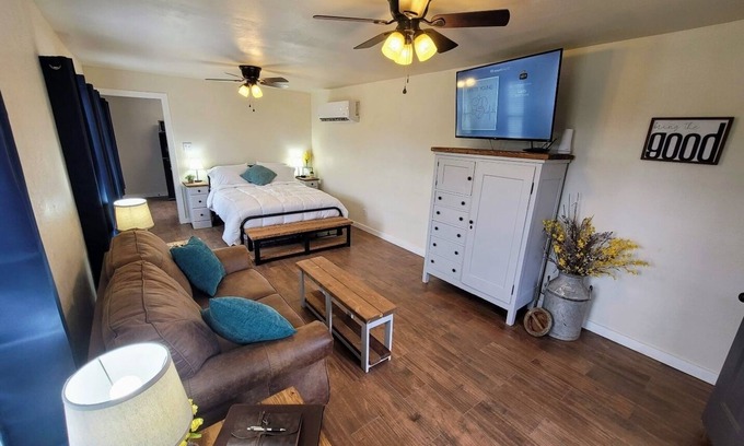 Electra Apartment | Beautiful Modern Farmhouse Studio Cottage!