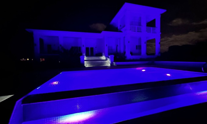 Black Point House | Beautiful modern Harbour house with amazing Sunset Views !