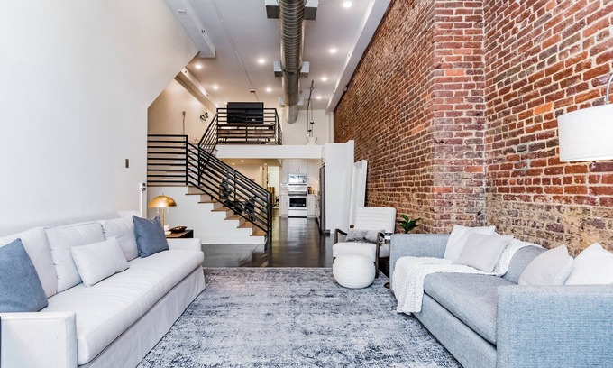 Civil Rights Historic District House | Beautiful Modern loft in downtown theatre district