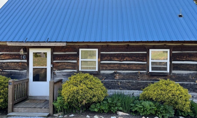 Vesta Cabin | Beautiful Mountain View Cabin near BRPW, Floyd VA, and Wineries!