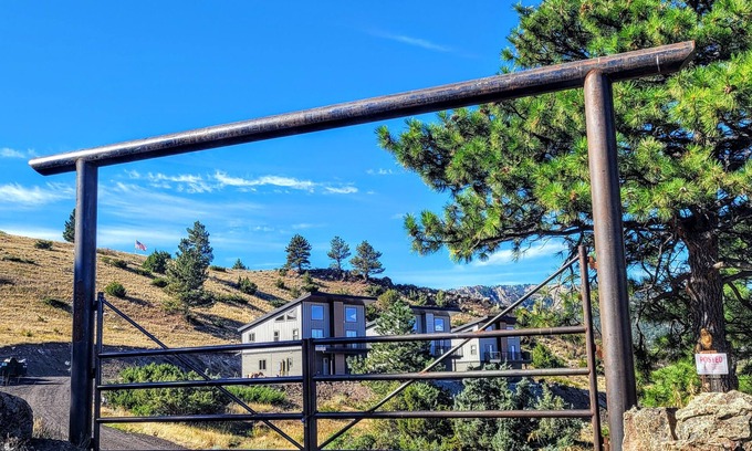 Wolf Creek House | BEAUTIFUL NEW home with THE BEST VIEWS OF THE MISSOURI RIVER