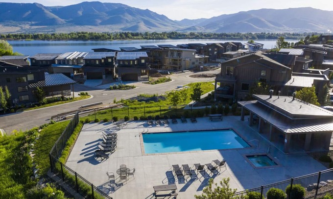 Huntsville House | Beautiful New Townhome Lake Views Personal Hot Tub EW 21