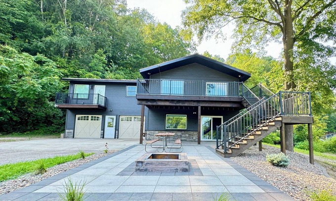 Lansing House | Beautiful, newly renovated 3 bedroom home on the Mississippi River.