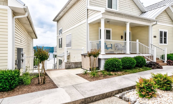 La Follette Condo | Beautiful Norris Lake Condo in Deerfield Resort With Views That Can't Be Beat!