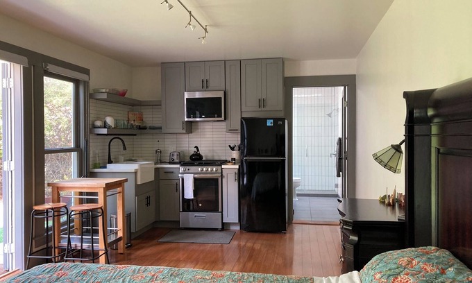 Glenview Apartment | Beautiful Oakland Hills Studio Apartment