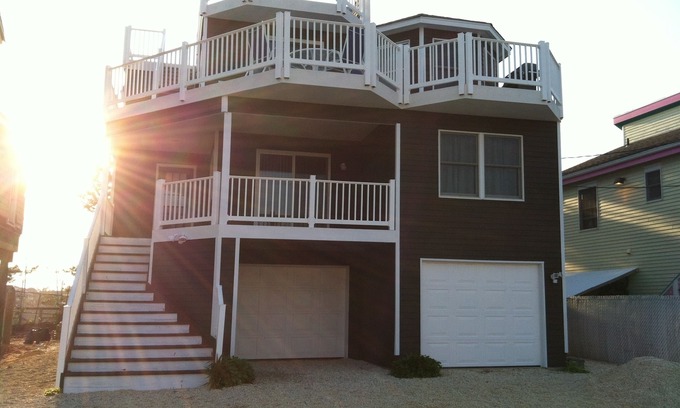 South Beach Haven House | Beautiful Ocean & Bay Views - 3 Decks, 2 MBR Suites, 2 LRs, park/playground