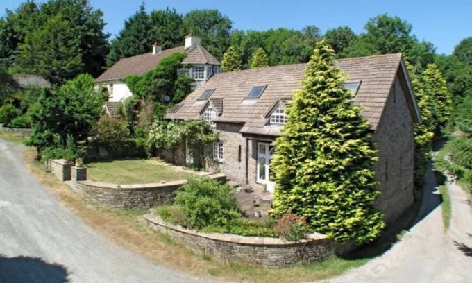 Llanfihangel Tal-y-llyn House | Beautiful old farmhouse in the Brecon Beacons