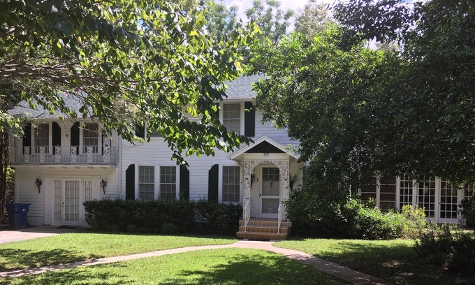 Glenwood House | Beautiful Olde Florida historic home on acreage