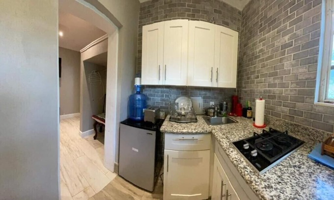 Coral Harbour House | Beautiful One Bedroom Privat Guest House