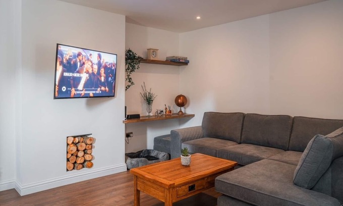 Brighton House | Beautiful & Peaceful 4 bedroom House in Brighton, with garden, EV & driveway