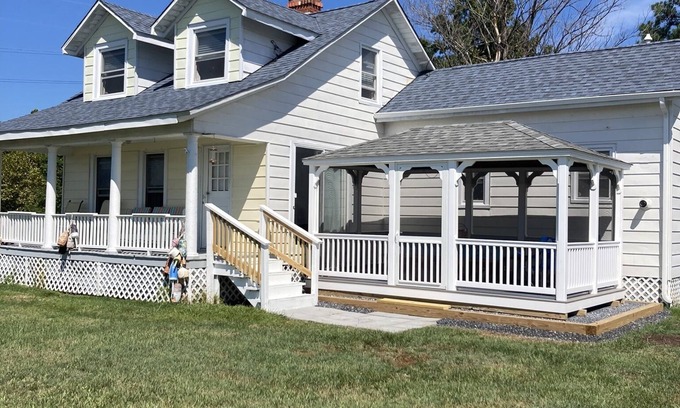 Fishing Creek House | BEAUTIFUL PEACEFUL, SCENIC, ENJOY CRABS N FISH MEMORABLE, FREE TOUR OF AREA!