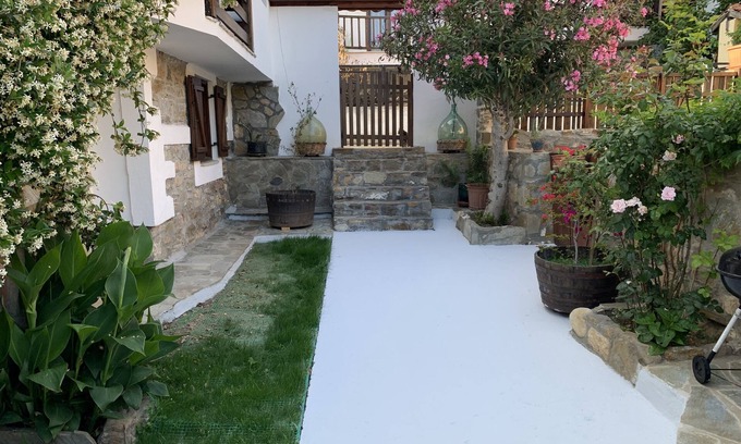 Agios Nikolaos Cottage | Beautiful Petrino 1880