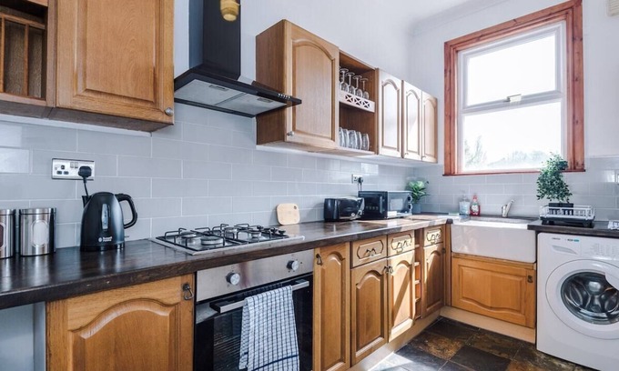 Pontefract House | Beautiful Pontefract House Sleeps 12 w/Parking and WiFi by PureStay