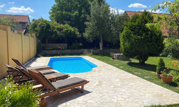 Roznava Apartment | Beautiful Poolside Oasis - Apartment Volovec